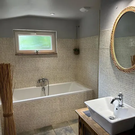 Holiday home Chez Marie, Petit Cocon Avec Piscine