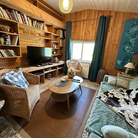 Chez Marie, Petit Cocon Avec Piscine Holiday home *